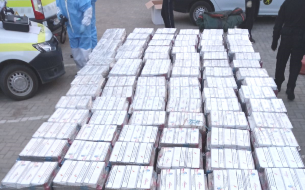 Microbuz cu țigări de contrabandă și șase persoane reținute la Cahul